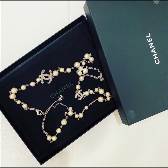CHANEL Gold and Cream Pearl Necklace - Picture 4 of 5